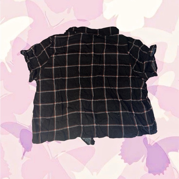 Plaid Collared Crop-Top 🖤✨ - Picture 2 of 4